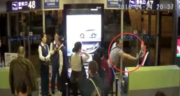 機(jī)場(chǎng)員工被追打續(xù):女孩住院治療 打人者被控制 機(jī)場(chǎng)員工被追打續(xù):女孩住院治療 打人者被控制