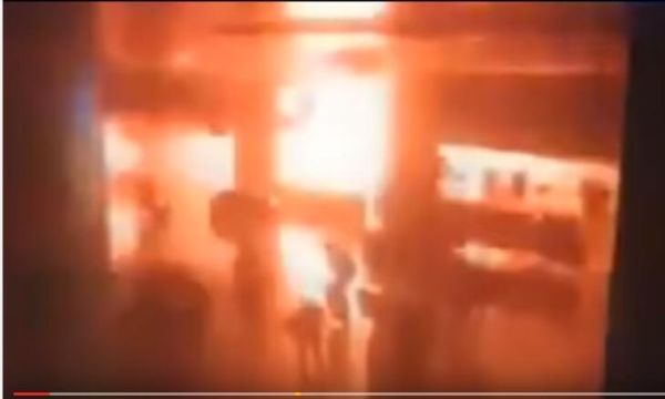 土耳其機(jī)場(chǎng)襲擊者在X光機(jī)前引爆炸彈。(YouTube截圖) 土耳其機(jī)場(chǎng)襲擊者在X光機(jī)前引爆炸彈。(YouTube截圖)