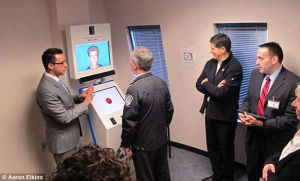 安檢引入測謊機器人 恐怖分子:好怕怕!385137_ 安檢引入測謊機器人 恐怖分子:好怕怕!