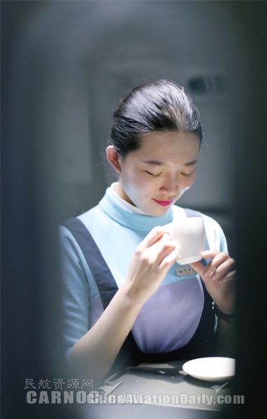 這種Style的空姐表情,你絕對(duì)沒(méi)看過(guò)!