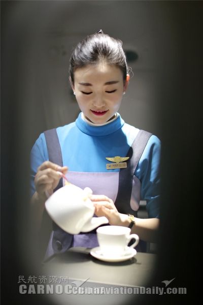 這種Style的空姐表情,你絕對(duì)沒(méi)看過(guò)!